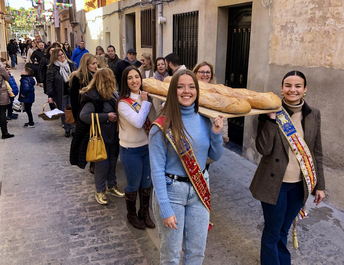 La reina de las fiestas, María Gonell Esteve, y sus damas, Nerea Montanos Sabiote y Alba Pesudo Luis, de camino a la parroquia.