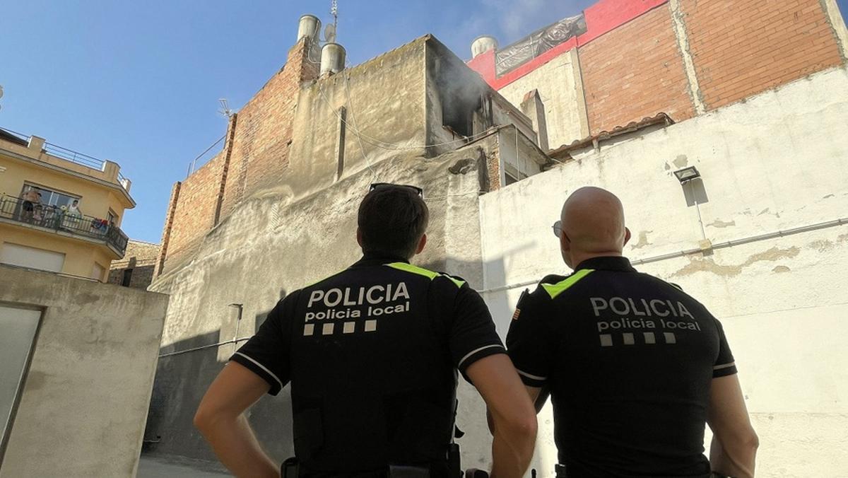 Les imatges de l'incendi d'una habitació en un edifici de cinc plantes al centre de Blanes