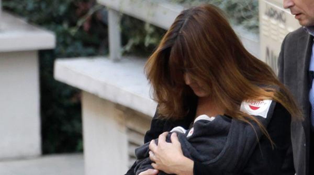 Carla Bruni abandona l’hospital amb la seva filla quatre dies després del part.