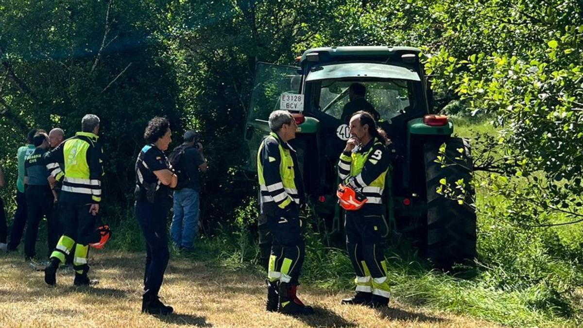 Personal de bomberos y guardias en el lugar del accidente.