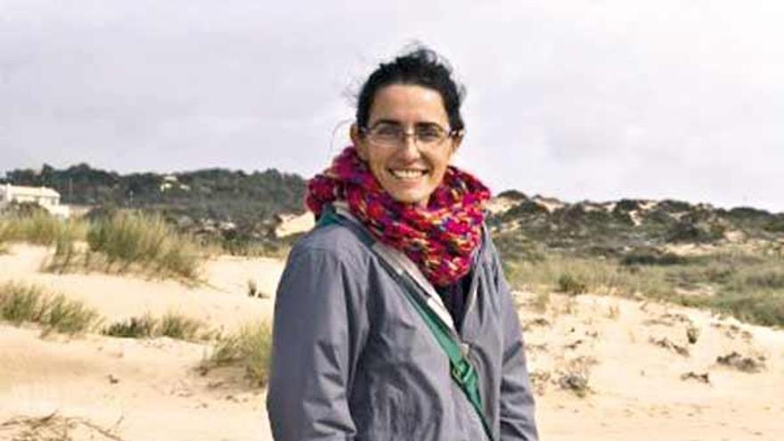 La investigadora viguesa Susana Costas, en una playa portuguesa.