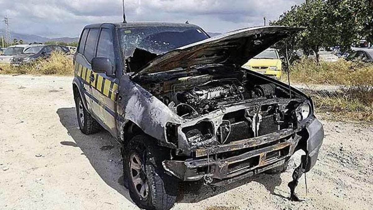 El vehículo del Ibanat quemado por el acusado, destruido tras el incendio en Esporles.