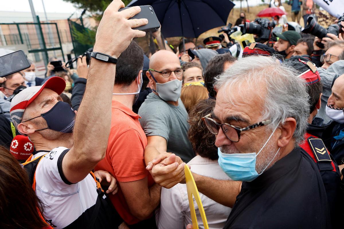 Raül Romeva saluda a los simpatizantes a la salida de Lledoners.