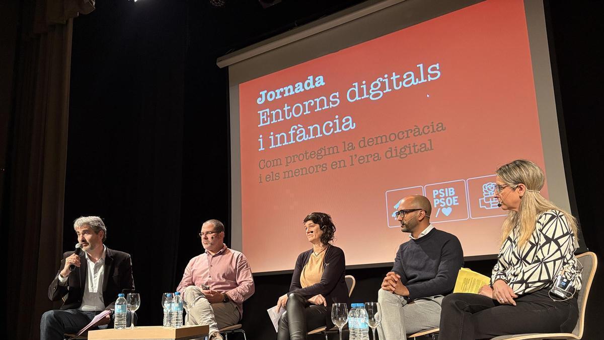El PSOE analiza en Santa Eulària la necesidad de proteger a la infancia frente a los peligros de Internet y las redes sociales