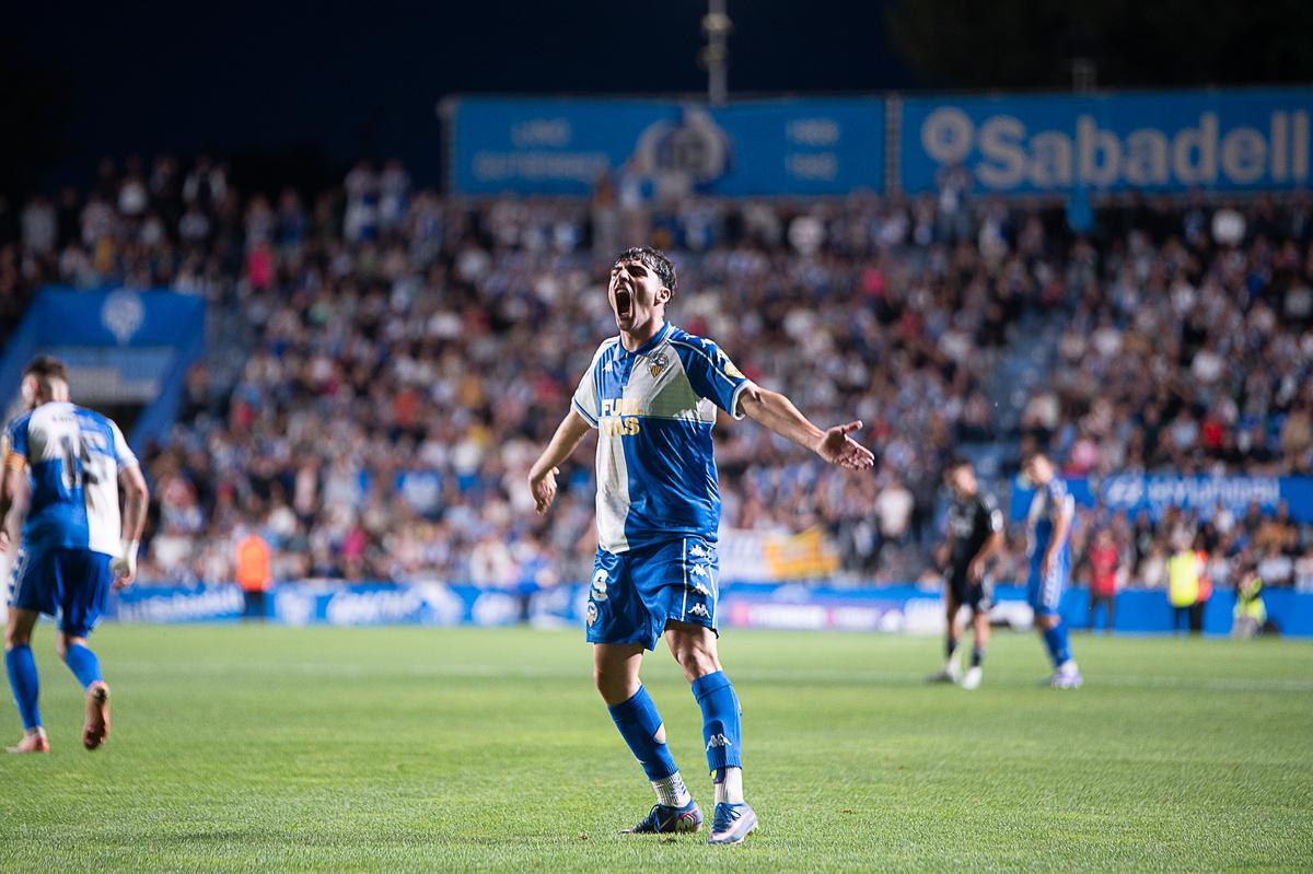 Escudero celebra el pase del Sabadell a la final tras remontar al Real Madrid Castilla.