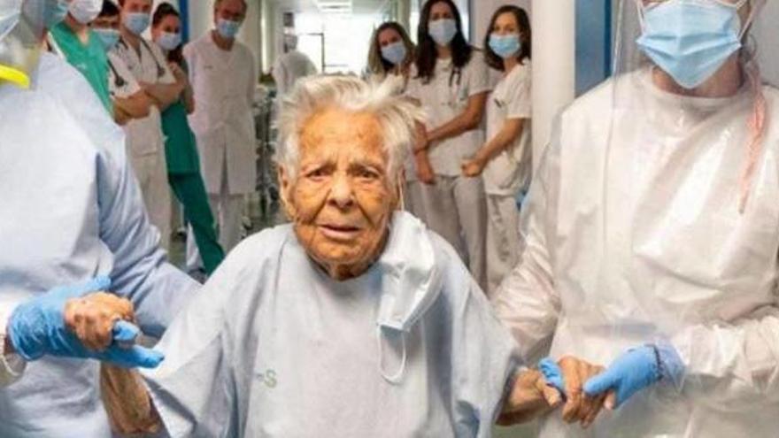 Una dona de 105 anys rep l&#039;alta després de superar el coronavirus