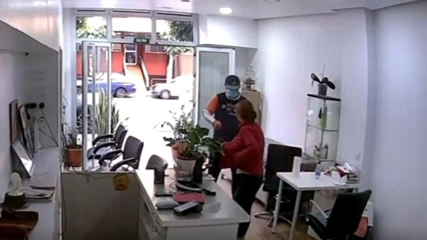 Un ex policía local es grabado intentando un robo a punta de cuchillo en un local de Canarias
