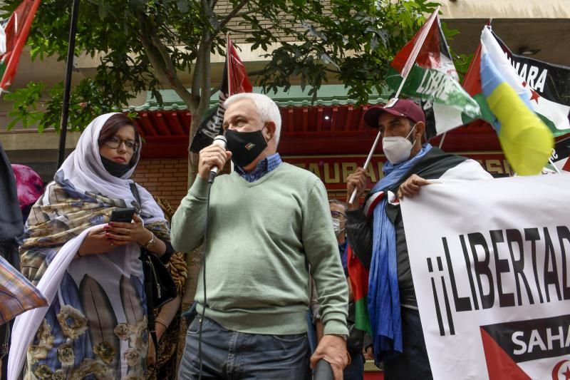 Manifestacion de saharauis delante del Consulado de Marruecos