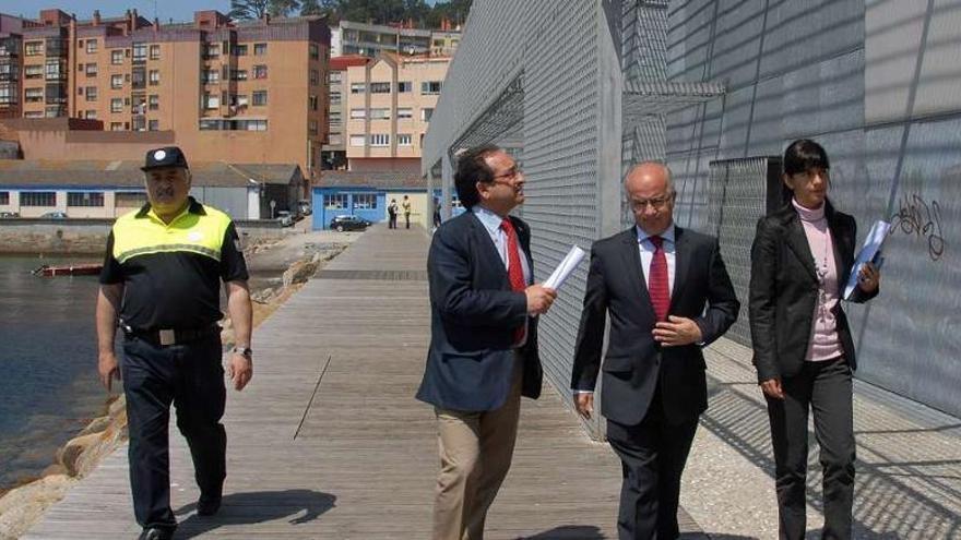 Sotelo, el presidente de Portos, José Juan Durán, y la edil Berta Pérez visitan las casetas.