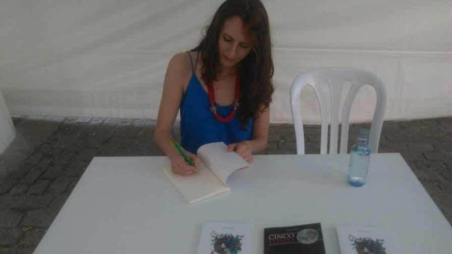 Diana Medina firma un ejemplar de su última novela. Foto