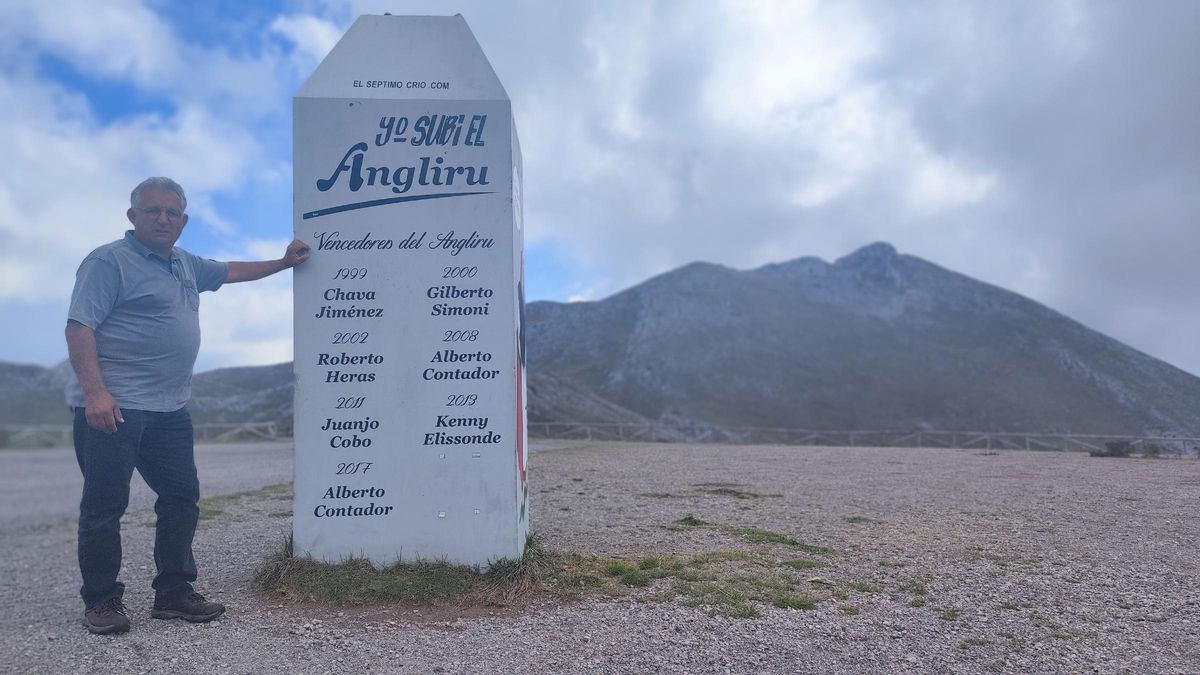 Álvarez, en la cima junto al monolito de los campeones. | A. Velasco