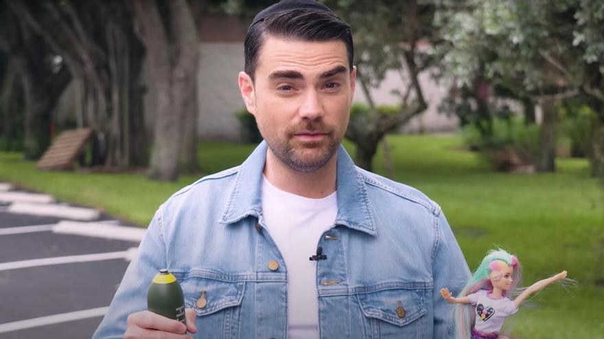 Ben Shapiro quema muñecas Barbie en protesta por la película de Greta Gerwig