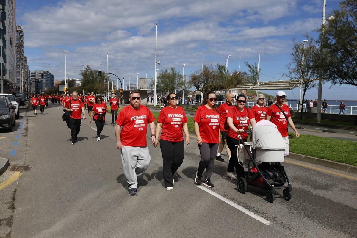 La tercera Marcha Solidaria de la Cruz Roja de Gijón, en imágenes