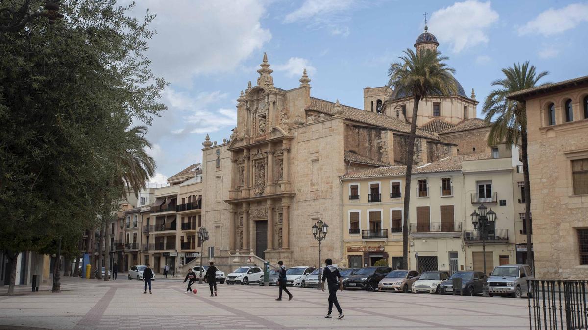 Jóvenes juegan en una plaza de Llíria