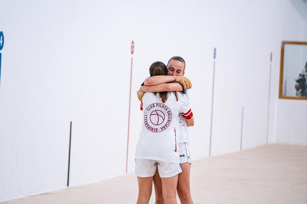 Abraç entre Ana i Irene al terminar la partida