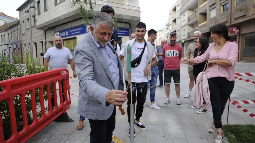 El chupinazo arranca las fiestas estivales de Silleda. La Praza Siñor Afranio de Silleda fue escenario, ayer, del lanzamiento del chupinazo con el que se iniciaron las fiestas veraniegas en la localidad. El acto contó con la presencia de varios representantes de la comisión de fiestas y de la organización de la Festa do Lacón junto al alcalde Manuel Cuíña. Al cierre de esta edición estaba prevista en ese mismo lugar la tercera edición de Lacón Rock stars con Berty and The Jeremys, Sacafuga, Recambios Tucho y Another Wasted Year. | BERNABÉ/JAVIER LALÍN