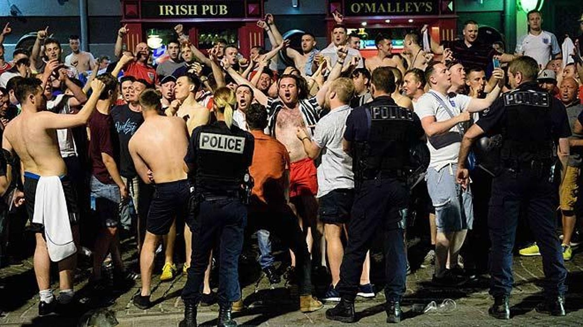  Aficionats anglesos de festa a Marsella, davant l’inici de l’Eurocopa.