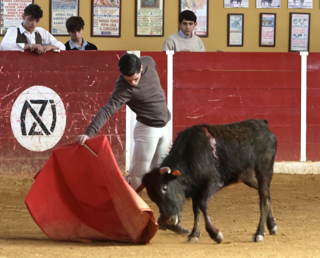 La Escuela Taurina de Alicante inicia el curso en la Ganadería de Nazario Ibáñez