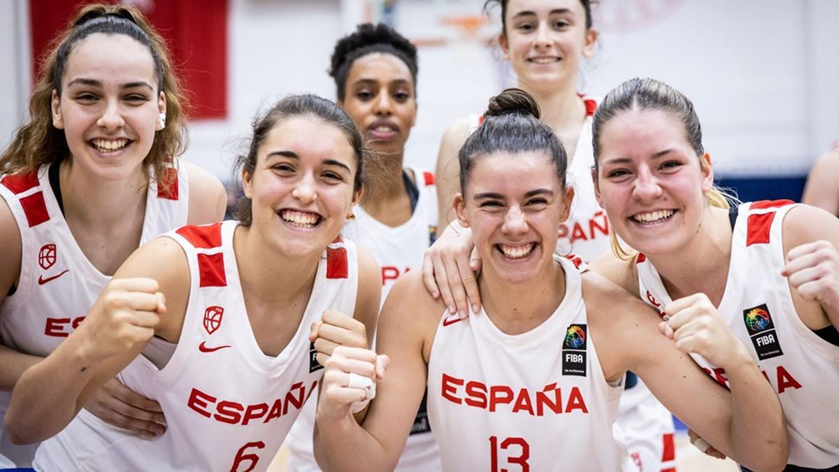 Ariadna Termis y Marina Mata, a la izquierda, celebran el pase a cuartos de final con sus compañeras.