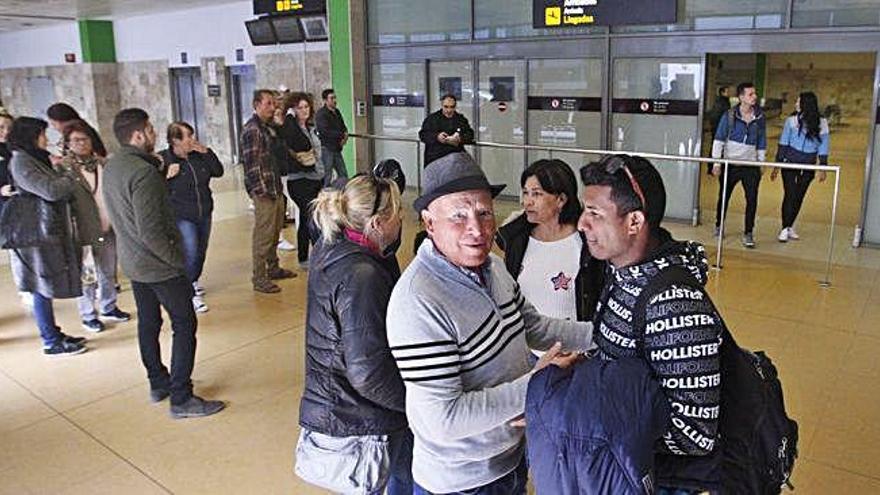 Turistes arribant a l&#039;aeroport de Girona, a l&#039;inici d&#039;aquesta temporada d&#039;estiu.