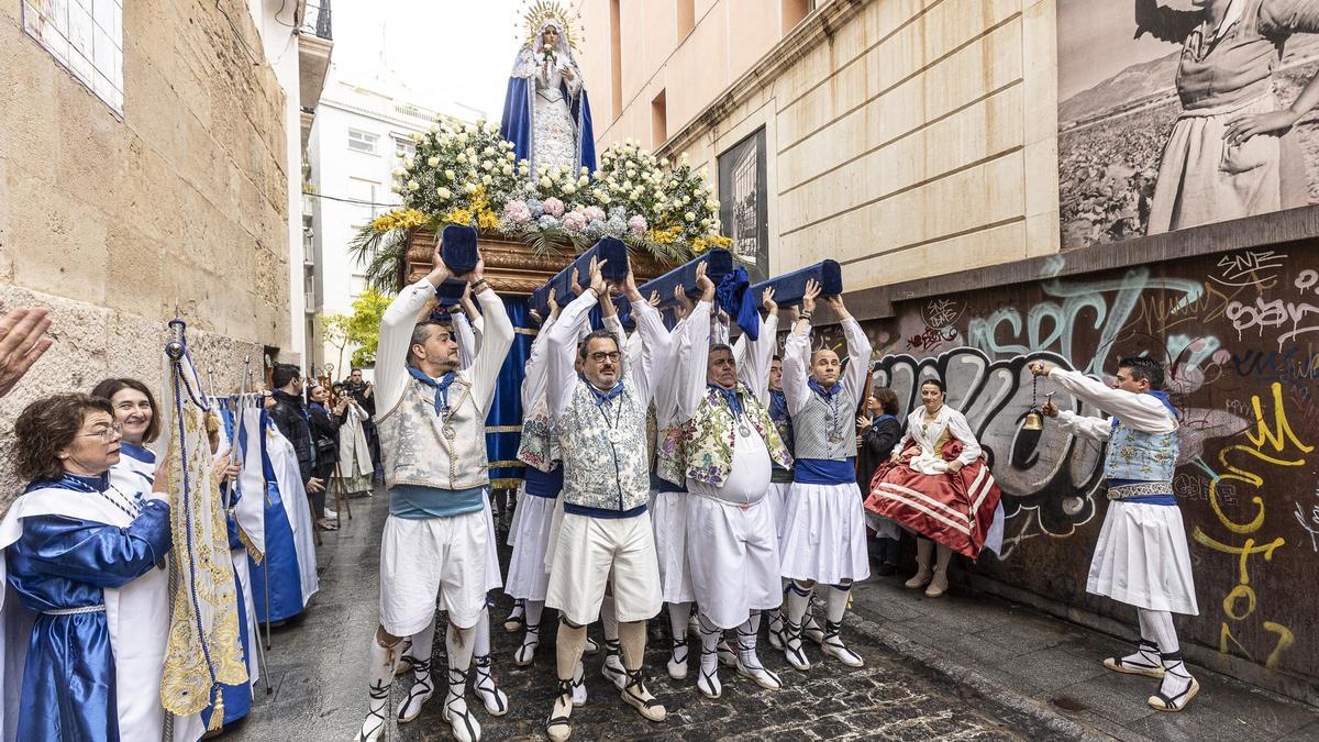 Costaleros de la Virgen de la Alegría realizan una "levantá"