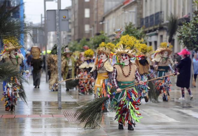 Cacharelos e Baldreus: así se viviu o domingo de Entroido en Deza