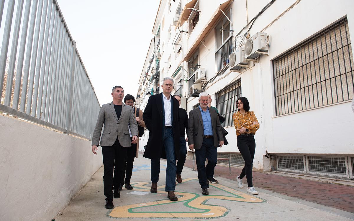 El conseller Hector Illueca pasa, acompañado por el alcalde y concejales de Altea, junto a uno de los edificios a rehabilitar en la calle Zubeldia