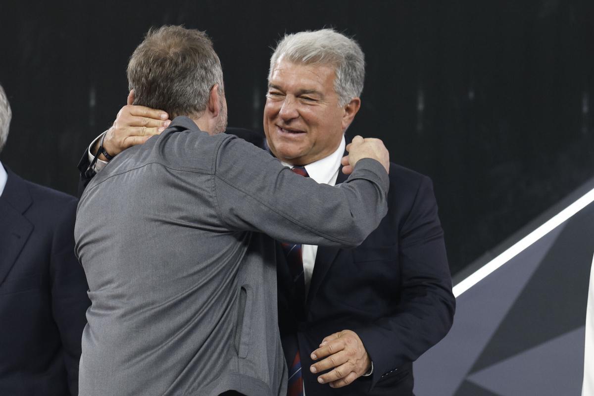 YEDA (ARABIA SAUDÍ), 11/01/2026.- El técnico alemán del FC Barcelona, Hansi Flick y el presidente blaugrana, Joan Laporta, se saludan durante la entrega de premios de la final de la Supercopa de España que han disputado FC Barcelona y Real Madrid, este domingo en el estadio Ciudad Deportiva del Rey Abdalá de Yeda (Arabia Saudí). EFE/ Kai Försterling