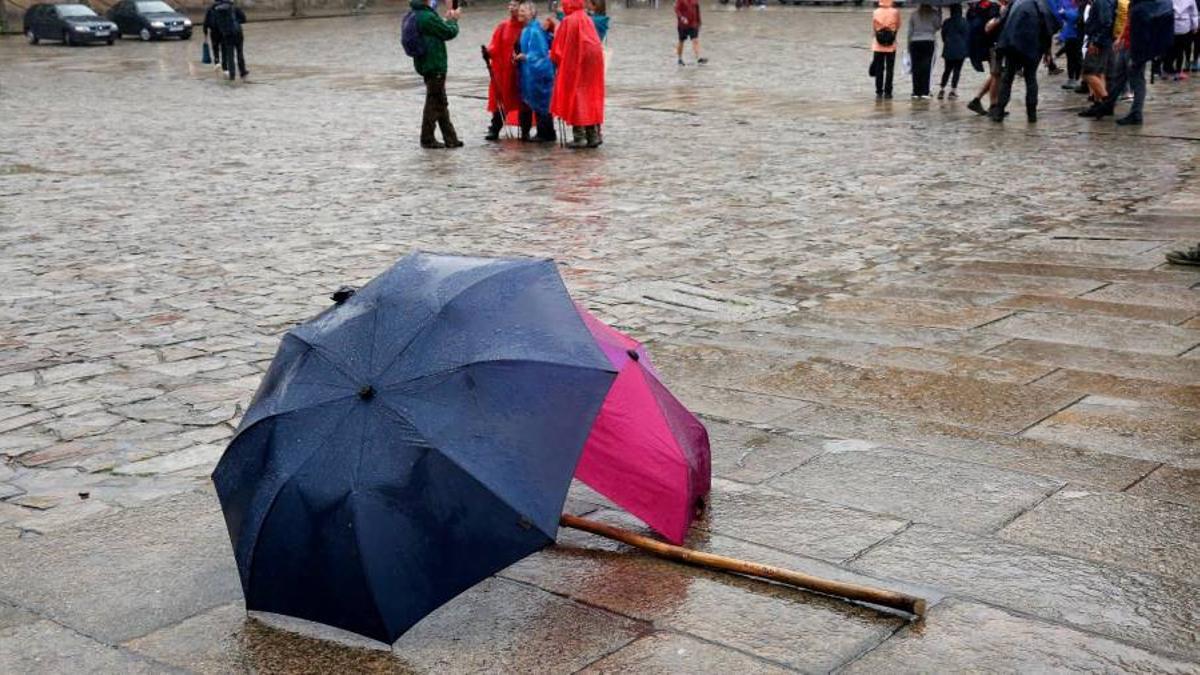 Paraguas y peregrinos bajo la lluvia en la plaza del Obradoiro.