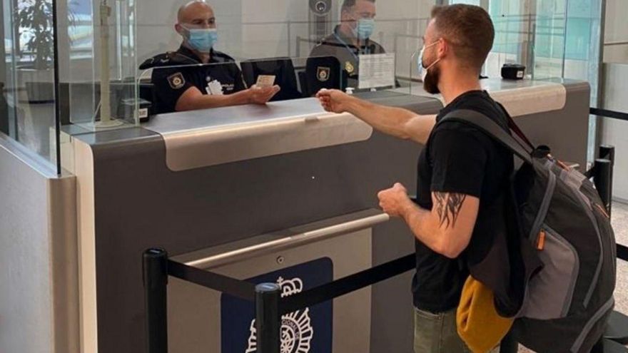 El control de pasaportes del aeropuerto de Ibiza se refuerza con casi cien policías nacionales