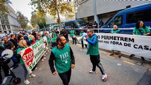 Manifestación de la PAH enfrente la sede del PSC para protestar contra un posible cambio de legislación sobre ocupaciones.
