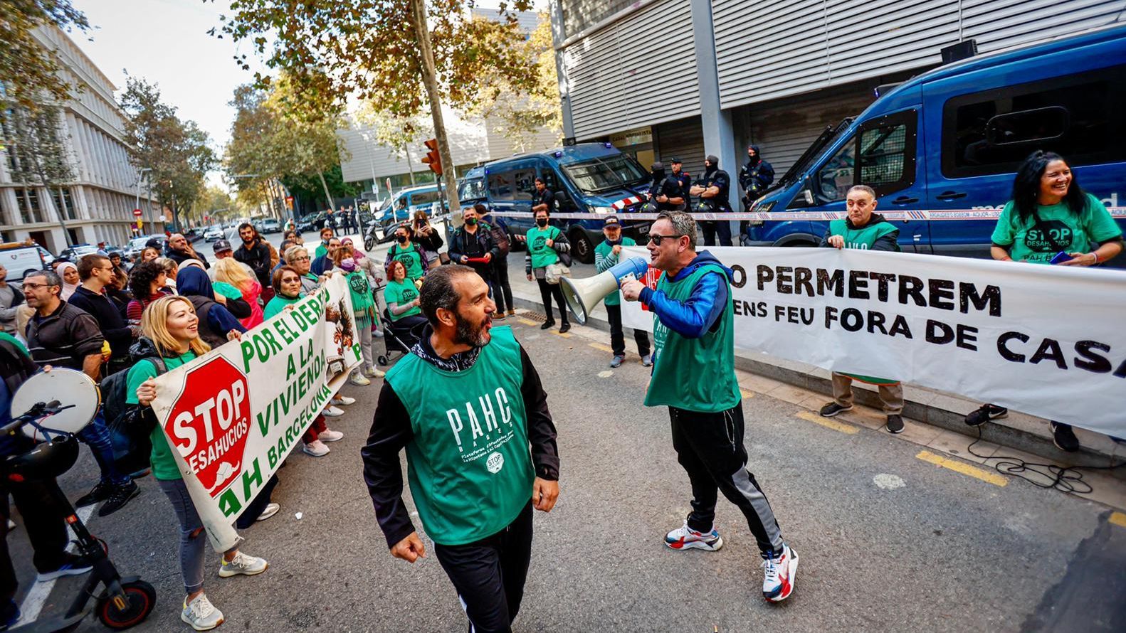 Manifestación de la PAH enfrente la sede del PSC para protestar contra un posible cambio de legislación sobre ocupaciones.