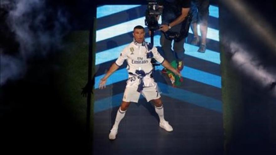 Presión de Florentino para que los medios informen de los problemas de Cristiano con Hacienda vestido de Portugal