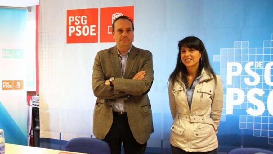 El secretario de Organización del PSOE, Pablo García, con María José Vilas, en su sede en Cangas.  // G.Nuñez