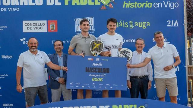 Héctor Guisande y Francisco González, tras recibir su trofeo. | FDV