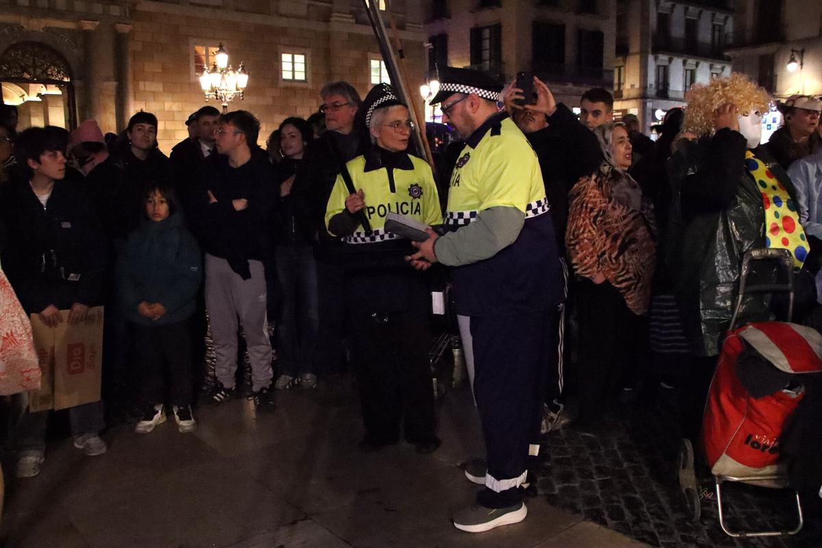 Protesta contra l'ordenança de convivència amb persones disfressades de policia