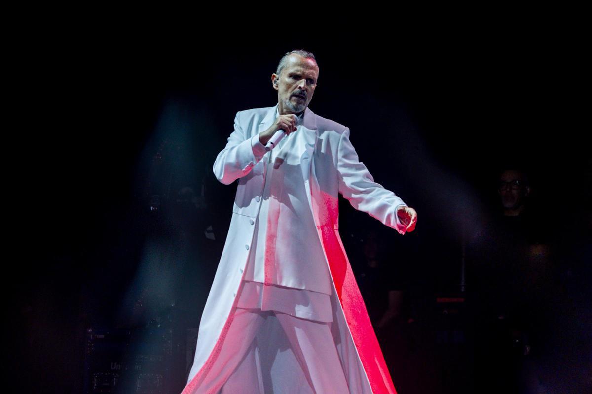 Miguel Bosé ha arrancado el concierto de Madrid con 'Mirarte'.