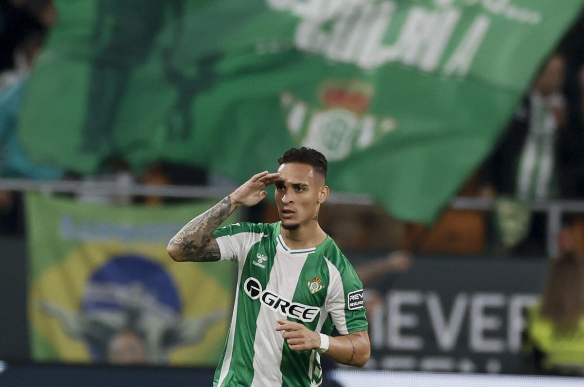 Antony dos Santos celebra su segundo gol durante el partido de la jornada 11 de LaLiga que Real Betis y RCD Mallorca disputan este domingo en el estadio de La Cartuja.