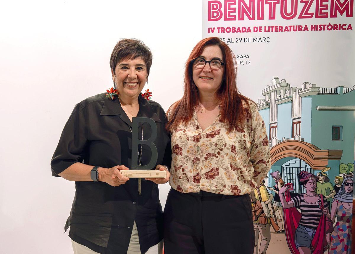 Nieves Concostrina durante su visia a Benetússer con el premio a su trayectoria.