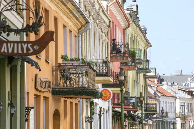 Vista de la arquitectura de la calle Vilna en el casco antiguo de Kaunas