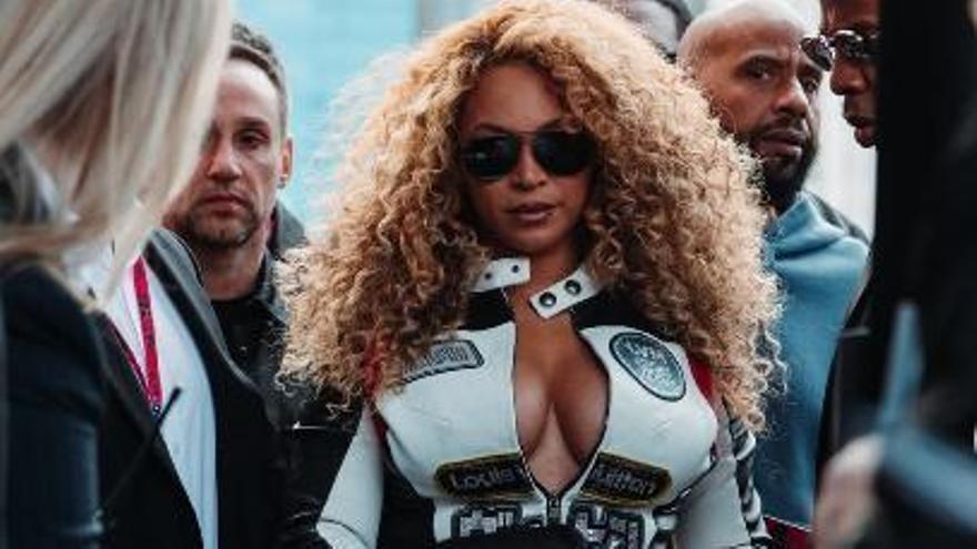 Beyoncé arrasa con dos 'lookazos' de alta costura en la F1 de Las Vegas