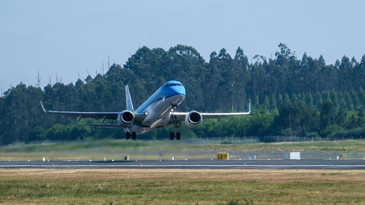 El avión de KLM despegando de Santiago este sábado con destino al aeropuerto de Schiphol