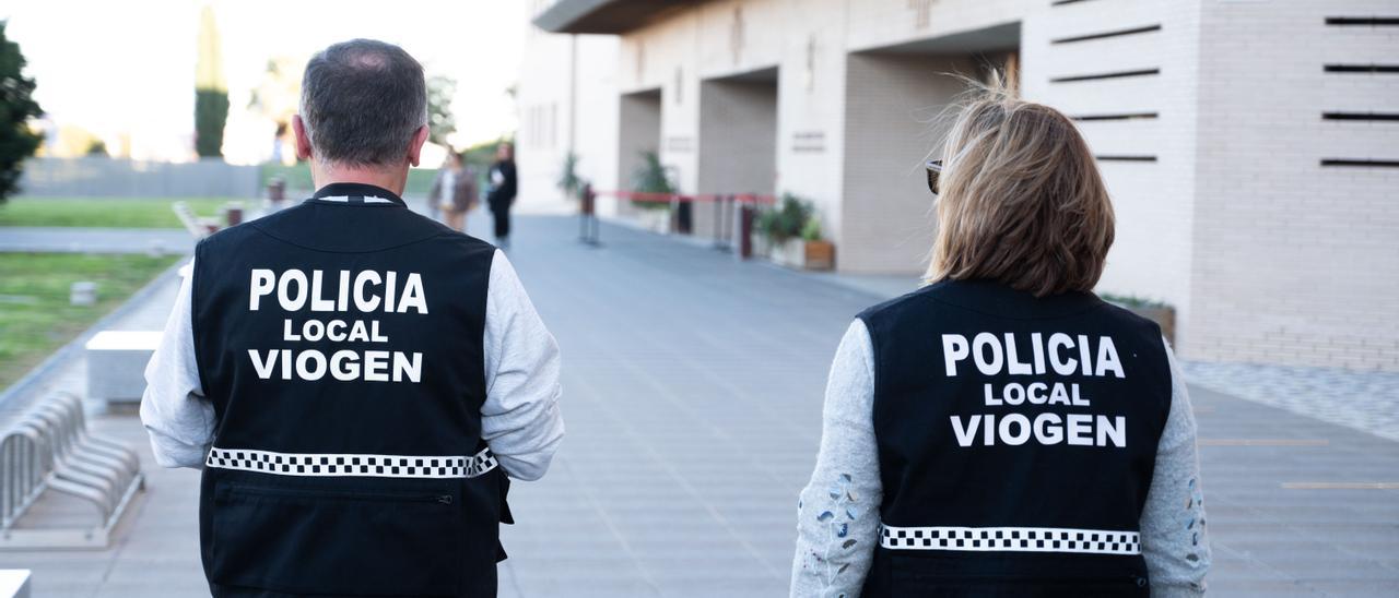 Imagen de dos agentes de la unidad Viogen de la Policía Local de Castelló a las puertas de la Ciudad de la Justicia.