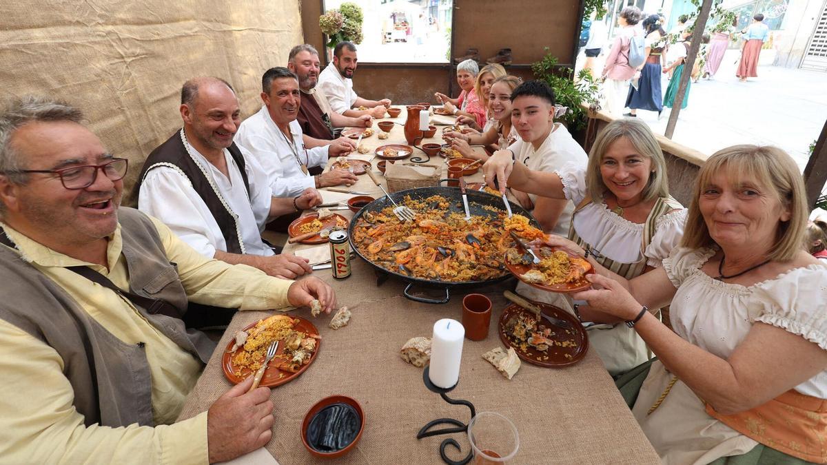 Una de las mesas de comida de la pasada edición de la fiesta medieval.