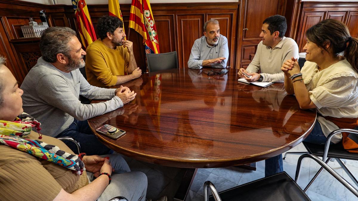 Una de las reuniones entre el PSOE y Guanyar.