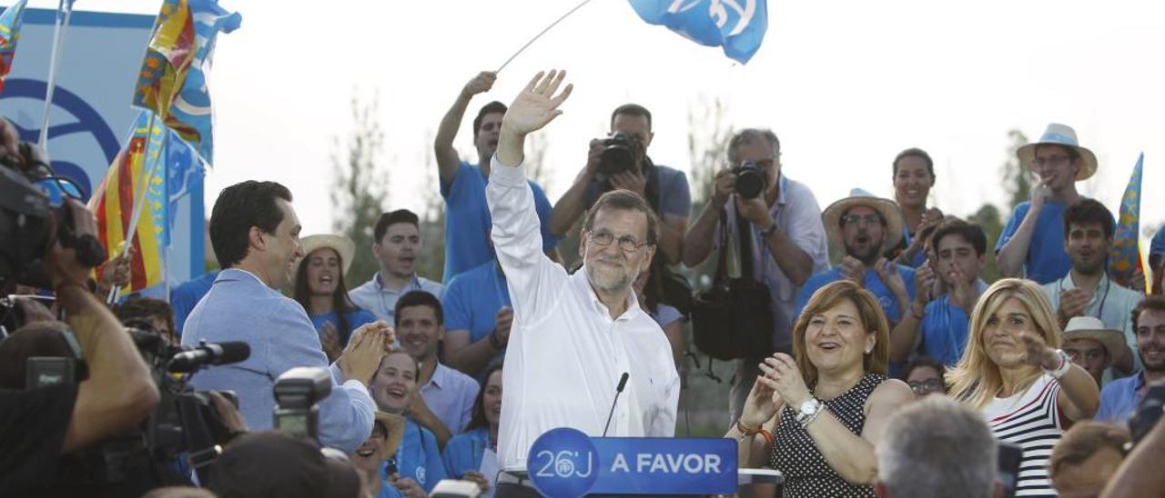 Mariano Rajoy, junto a Isabel Bonig, en el cierre de campaña del PP en València en 2016.