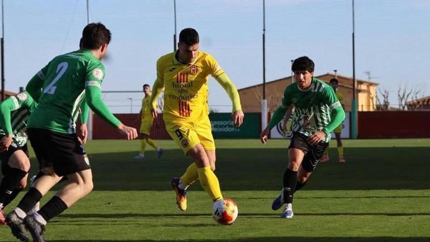 El segon gol de l'Escala contra el Peralada en el derbi de Tercera