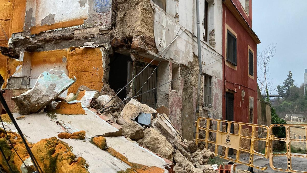 Imagen del muro y la vivienda afectada por el derrumbe en Alcoy.