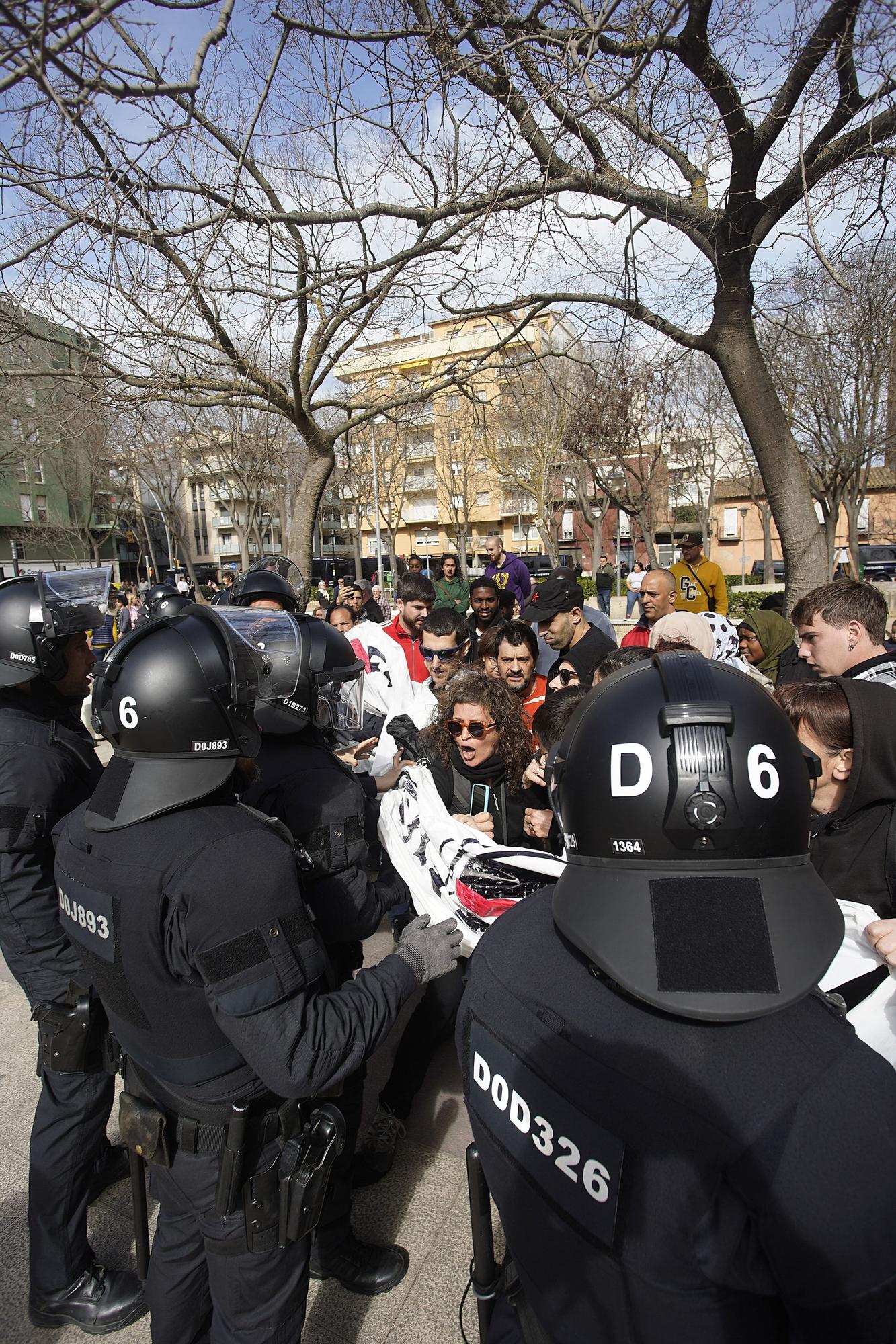 Un centenar de persones es manifesten contra un acte electoral de VOX a Girona