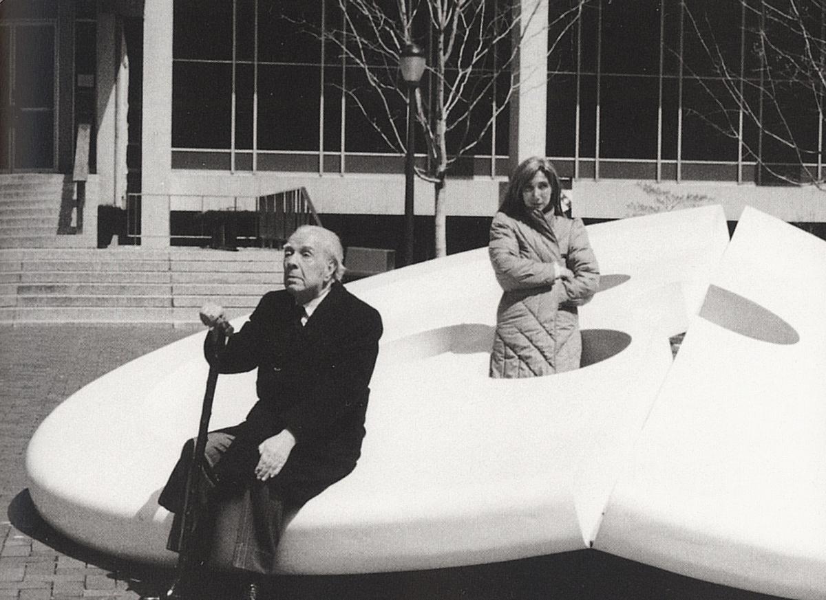 Los escritores Jorge Luis Borges y su mujer María Kodama con una escultura de Claes Oldenburg en Filadelfia, EEUU, en 1984.